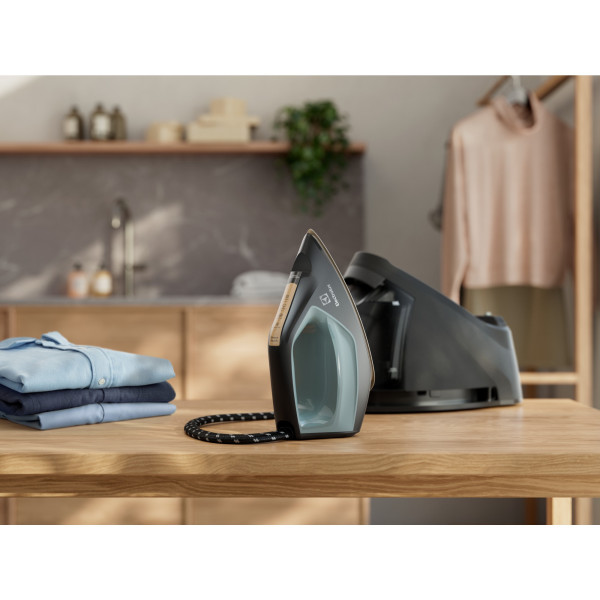 Фото - Утюг с парогенератором Electrolux E8ST2-8OG