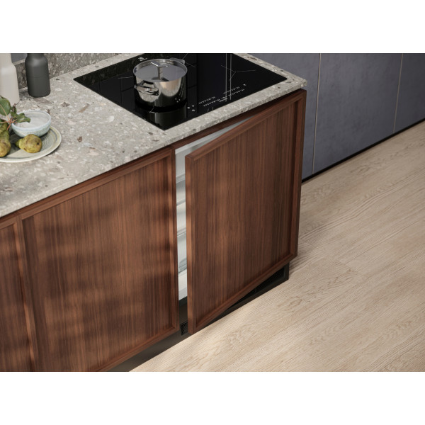 Фото - Морозильная камера встраиваемая Electrolux LYB2AE82S