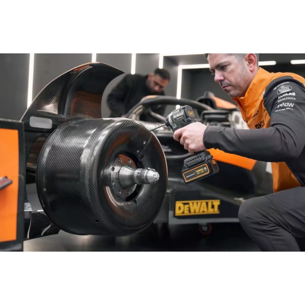 Фото - Набор электроинструментов DeWALT F1 TEAM LIMITED EDITION 18В XR Li-lon (DCK200MP2T)