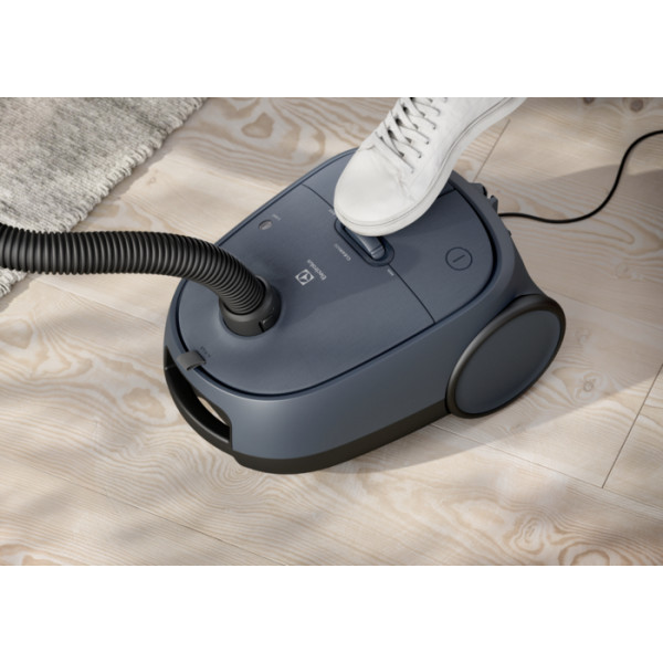Фото - Пылесос для сухой уборки с мешком Electrolux EB61C4DB