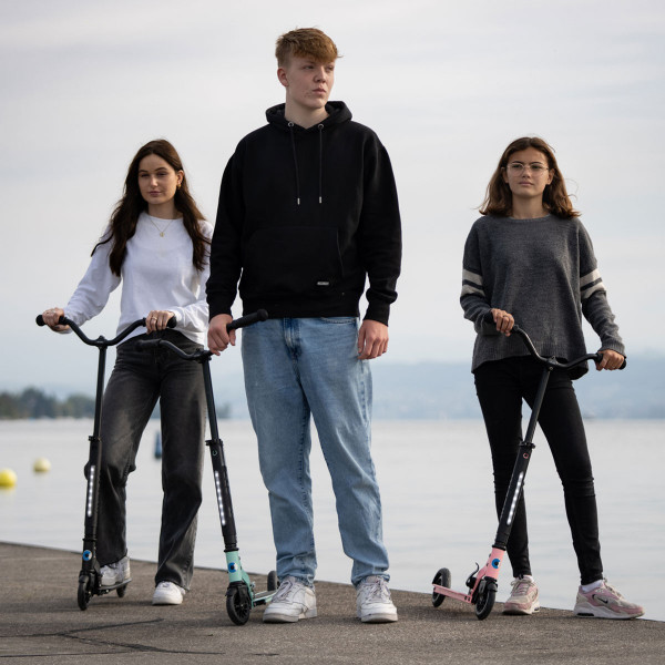 Фото - Двоколісний самокат Micro "Sprite Deluxe" – НЕОНОВИЙ РОЖЕВИЙ (складний, до 100 кг, 2-х колісний, світло) (SA0229)