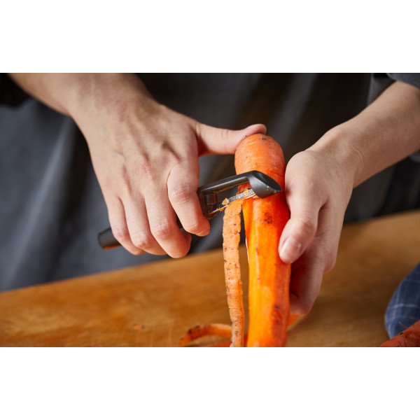 Фото - Овочечистка Fiskars Form (1014419)