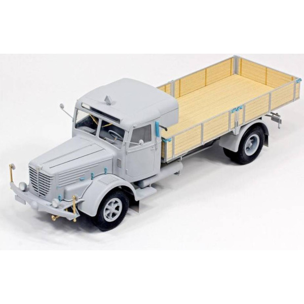 Фото - Набір для моделювання техніки Revell Вантажна машина Büssing 8000 S13 з причепом рівень 5 1:24 (RVL-07580)