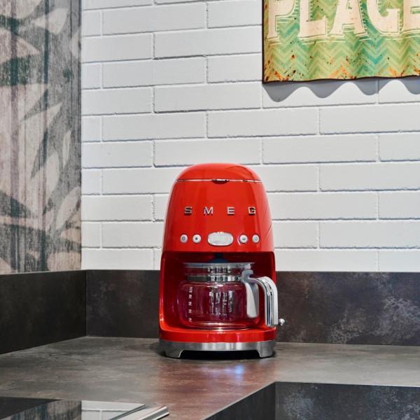 Фото - Кавоварка крапельна Smeg DCF02RDEU