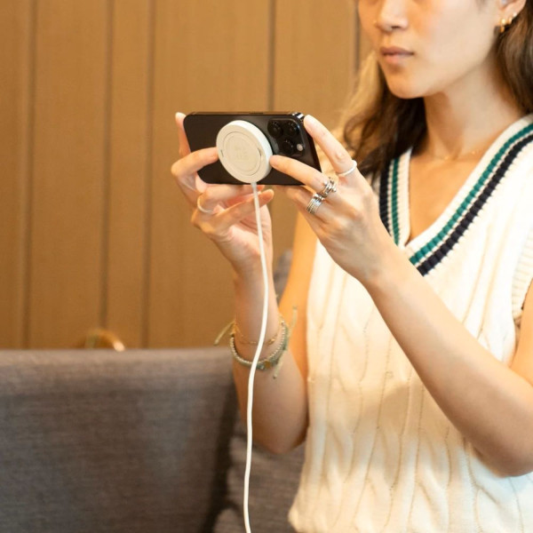 Фото - Бездротовий зарядний пристрій Native Union SnapStand Qi2 Wireless Charger Sandstone (SNST-QI2-SAN)