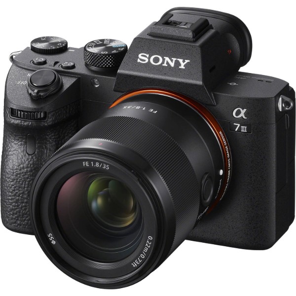 Фото - Об'єктив до фотокамери Sony 35mm f/1.8 for NEX FF (SEL35F18F.SYX)