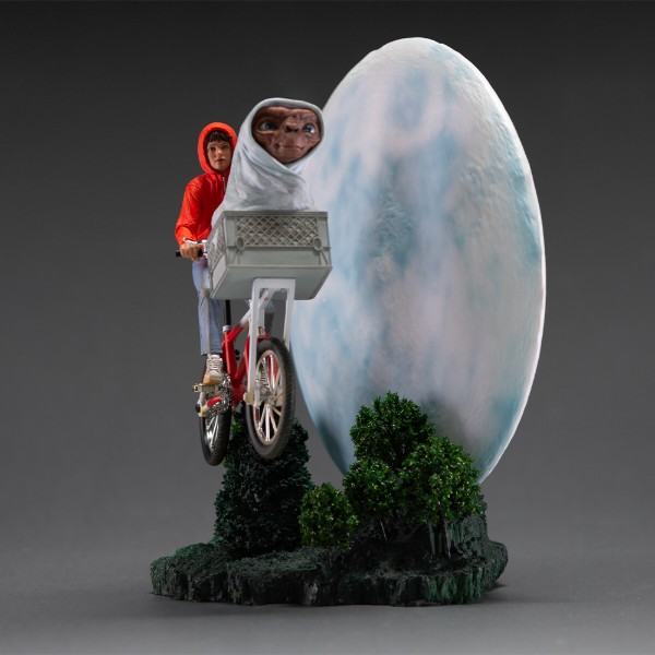 Фото - Коллекционная фигурка Iron Studios E.T. THE EXTRA TERRESTRIAL E.T. & Elliot Deluxe Art Scale 1/10 (UNIVET47421-10)