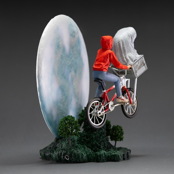Фото - Коллекционная фигурка Iron Studios E.T. THE EXTRA TERRESTRIAL E.T. & Elliot Deluxe Art Scale 1/10 (UNIVET47421-10)