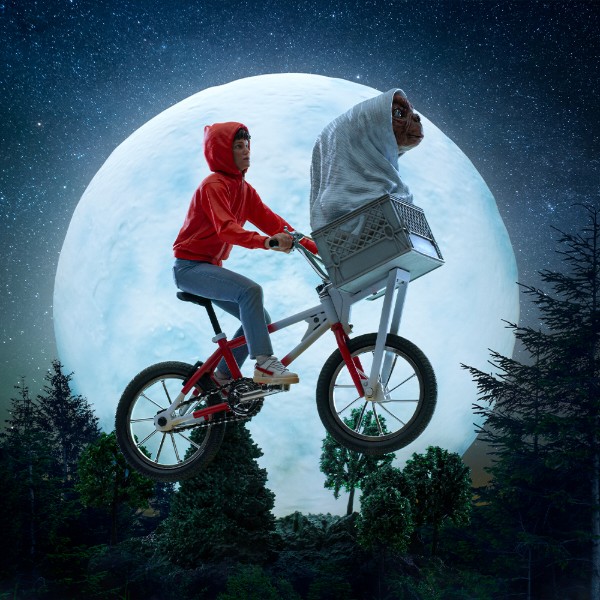 Фото - Коллекционная фигурка Iron Studios E.T. THE EXTRA TERRESTRIAL E.T. & Elliot Deluxe Art Scale 1/10 (UNIVET47421-10)