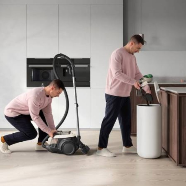 Фото - Пылесос для сухой уборки без мешка Electrolux EL61H4SW