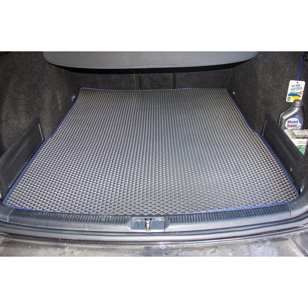 Фото - Коврик из экокожи в багажник авто EVAtech для Passat (B6) (with armrest) Volkswagen 2005-2010 6 поколение Combi EU (VW31276B1BBB)