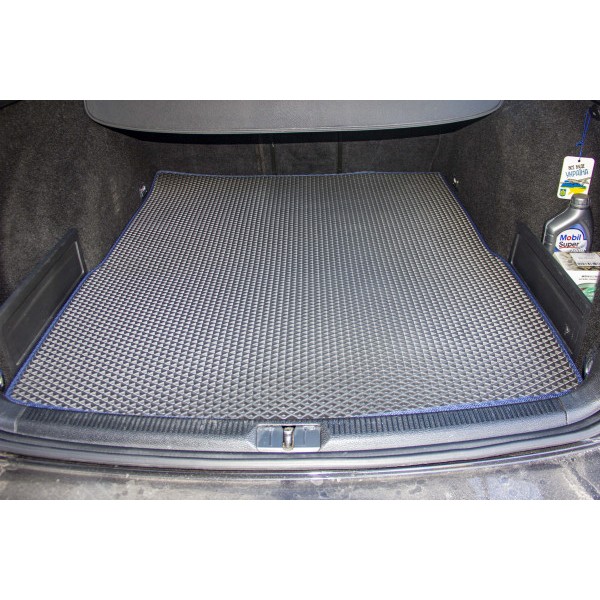 Фото - Коврик из экокожи в багажник авто EVAtech для Passat (B6) (with armrest) Volkswagen 2005-2010 6 поколение Combi EU (VW3263B1BBB)