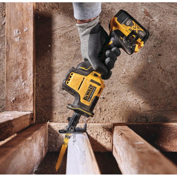 Фото - Пила шабельна DeWALT 18В XR Li-lon (DCS369NT)
