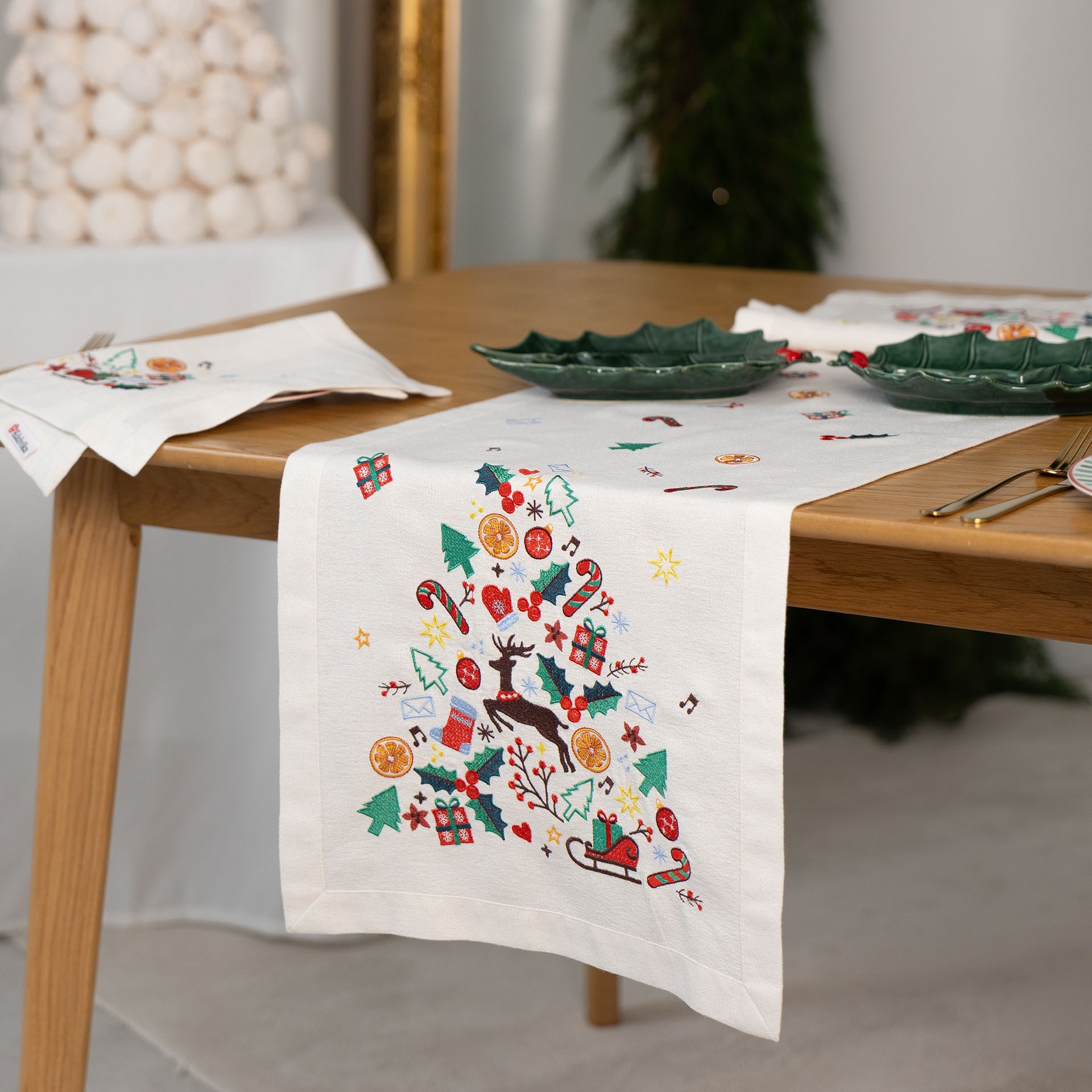 Купити Скатертина раннер Едельвіка Різдвяна мелодія 140х40 см (553-25/00) - Фото 1 Скатертина раннер Едельвіка Різдвяна мелодія 140х40 см (553-25/00) - Фото 1