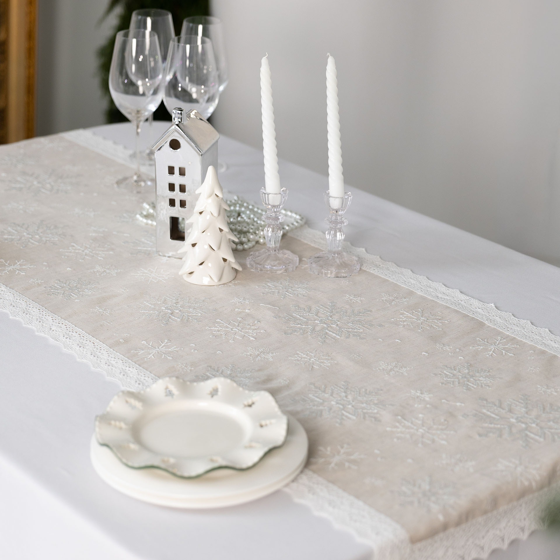 Скатерть раннер Едельвіка Снежинки 143х52 см (550-25/08) - Фото 1