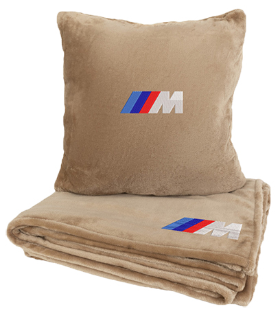 Купити Набір плед + подушка в авто EVAtech M для BMW M бежеві MBLMPSMIV006 - Фото 1 Набір плед + подушка в авто EVAtech M для BMW M бежеві MBLMPSMIV006 - Фото 1