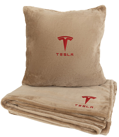 Купити Набір плед + подушка в авто EVAtech M для Tesla бежеві MBLMPSMIV042 - Фото 1 Набір плед + подушка в авто EVAtech M для Tesla бежеві MBLMPSMIV042 - Фото 1