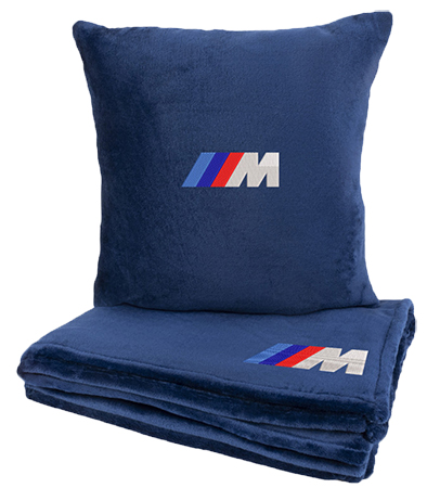 Купити Набір плед + подушка в авто EVAtech M для BMW M сині MBLMPSMLV006 - Фото 1 Набір плед + подушка в авто EVAtech M для BMW M сині MBLMPSMLV006 - Фото 1