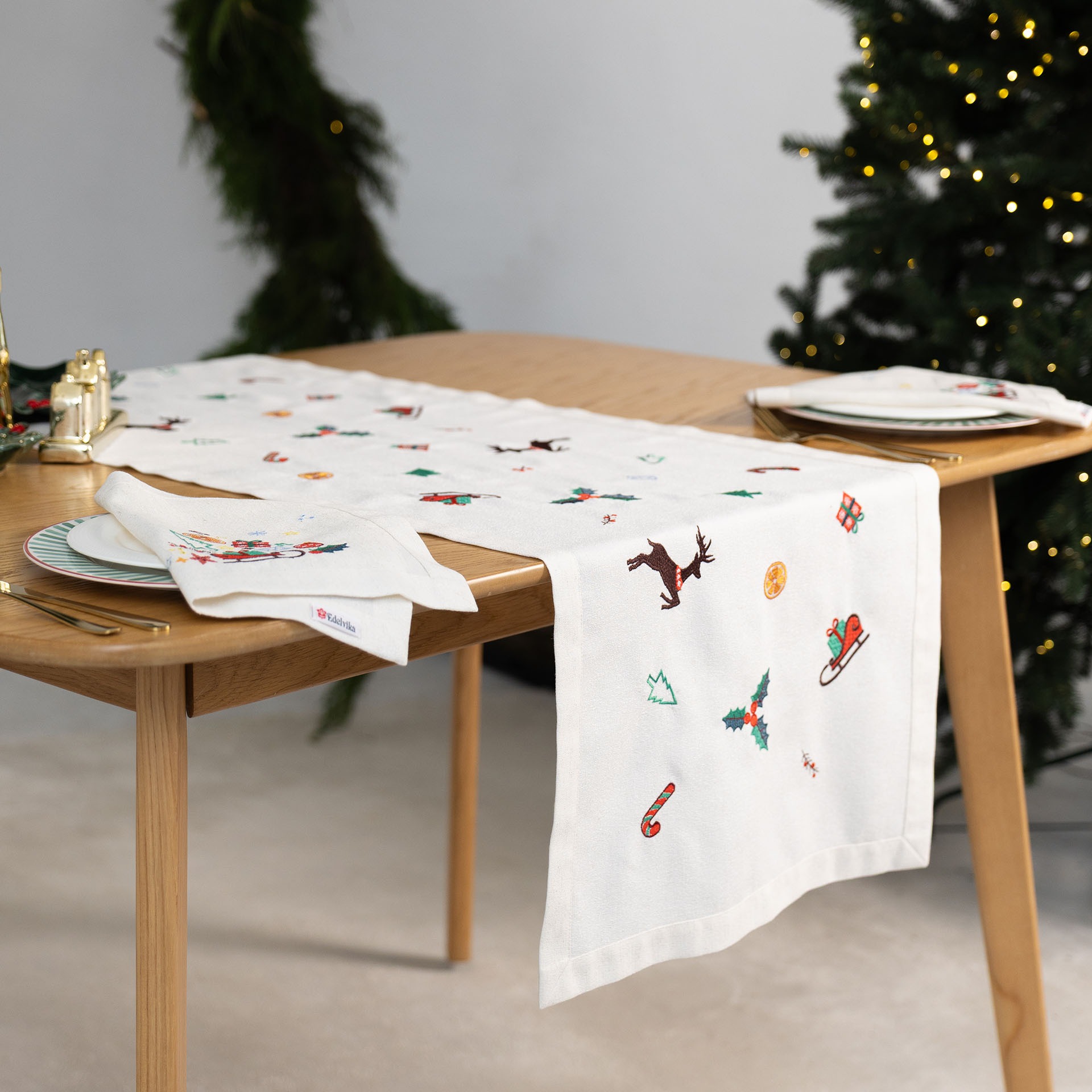 Купить Скатерть раннер Едельвіка Рождественская мелодия 155х50 см (554-25/00) - Фото 1 Скатерть раннер Едельвіка Рождественская мелодия 155х50 см (554-25/00) - Фото 1