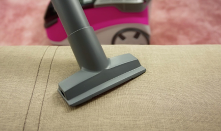 Ретельне чищення м’яких меблів, видалення пилу з-під оббивки вузькою насадкою.