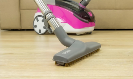 Дбайливе очищення паркету, ламінату та інших чутливих підлогових покриттів насадкою зі щетиною з кінського волоса.