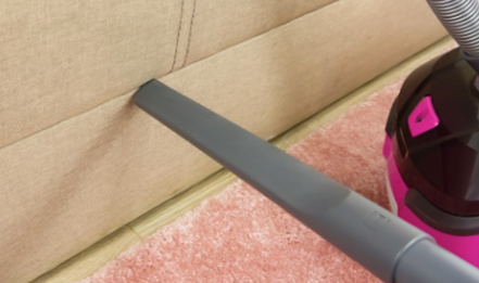 Прибирання пилу та сміття в найбільш важкодоступних місцях (наприклад, між подушками м’яких меблів) подовженою щілинною насадкою (360 мм).