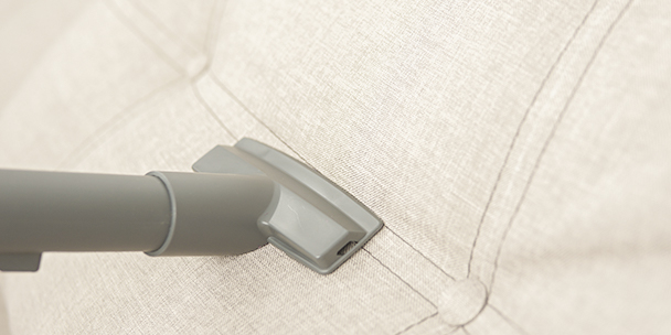 Ретельне чищення м’яких меблів, видалення пилу з-під оббивки маленькою насадкою.