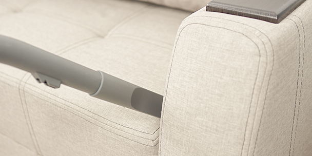 Прибирання пилу та сміття у важкодоступних місцях (наприклад, між подушками м’яких меблів) щілинною насадкою.