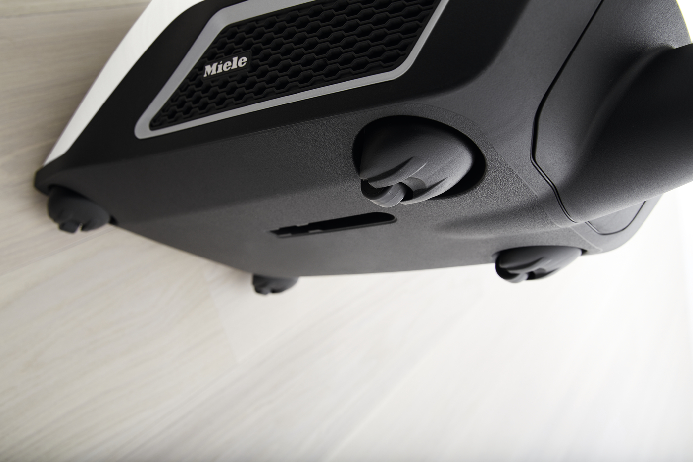 Пылесос для сухой уборки без мешка Miele SKCF3 Blizzard CX1 синий техно (parquet) - 8 Фото Пылесос для сухой уборки без мешка Miele SKCF3 Blizzard CX1 синий техно (parquet) - 8