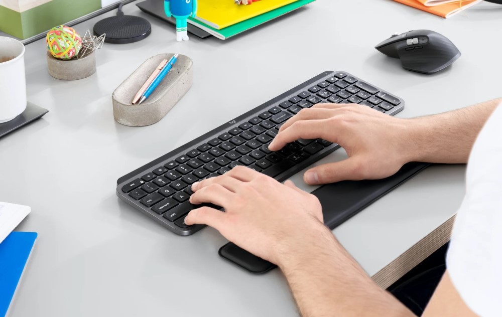 Клавіатура бездротова Logitech MX Keys Advanced Wireless Illuminated Graphite (920-009417) - 8 Фото Клавіатура бездротова Logitech MX Keys Advanced Wireless Illuminated Graphite (920-009417) - 8