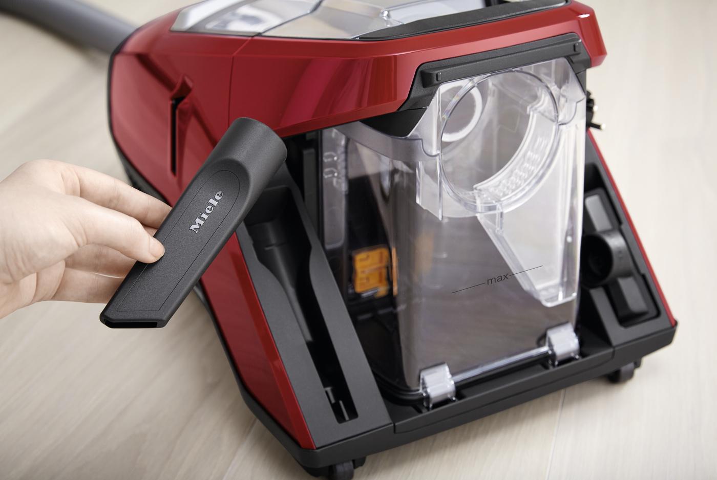 Пылесос для сухой уборки без мешка Miele SKRF3 Red Edition чёрный обсидиан - 2 Фото Пылесос для сухой уборки без мешка Miele SKRF3 Red Edition чёрный обсидиан - 2