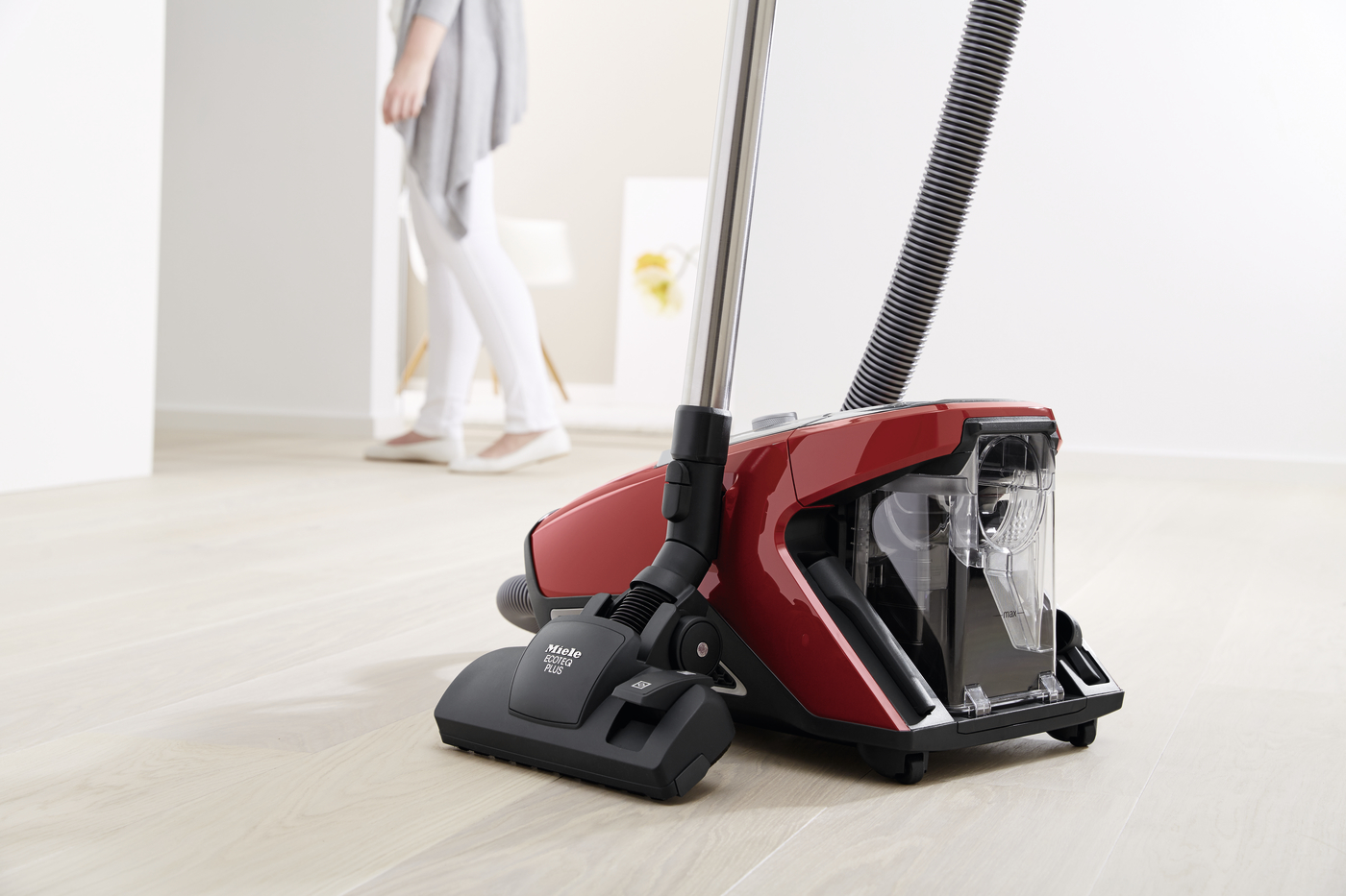 Пылесос для сухой уборки без мешка Miele SKRF3 Red Edition чёрный обсидиан - 3 Фото Пылесос для сухой уборки без мешка Miele SKRF3 Red Edition чёрный обсидиан - 3