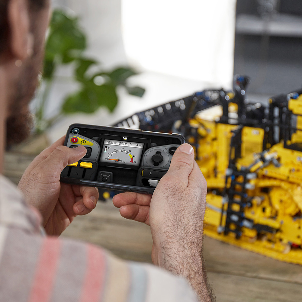 Конструктор LEGO Technic Бульдозер Cat D11 на пульте управления (42131) - 4 Фото Конструктор LEGO Technic Бульдозер Cat D11 на пульте управления (42131) - 4