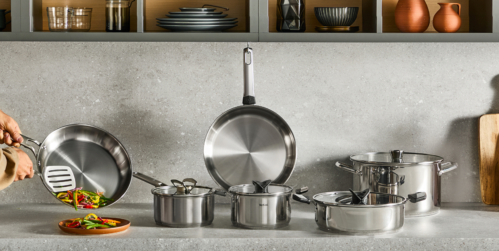 Лінійка каструль Tefal Emotion+ на кухні