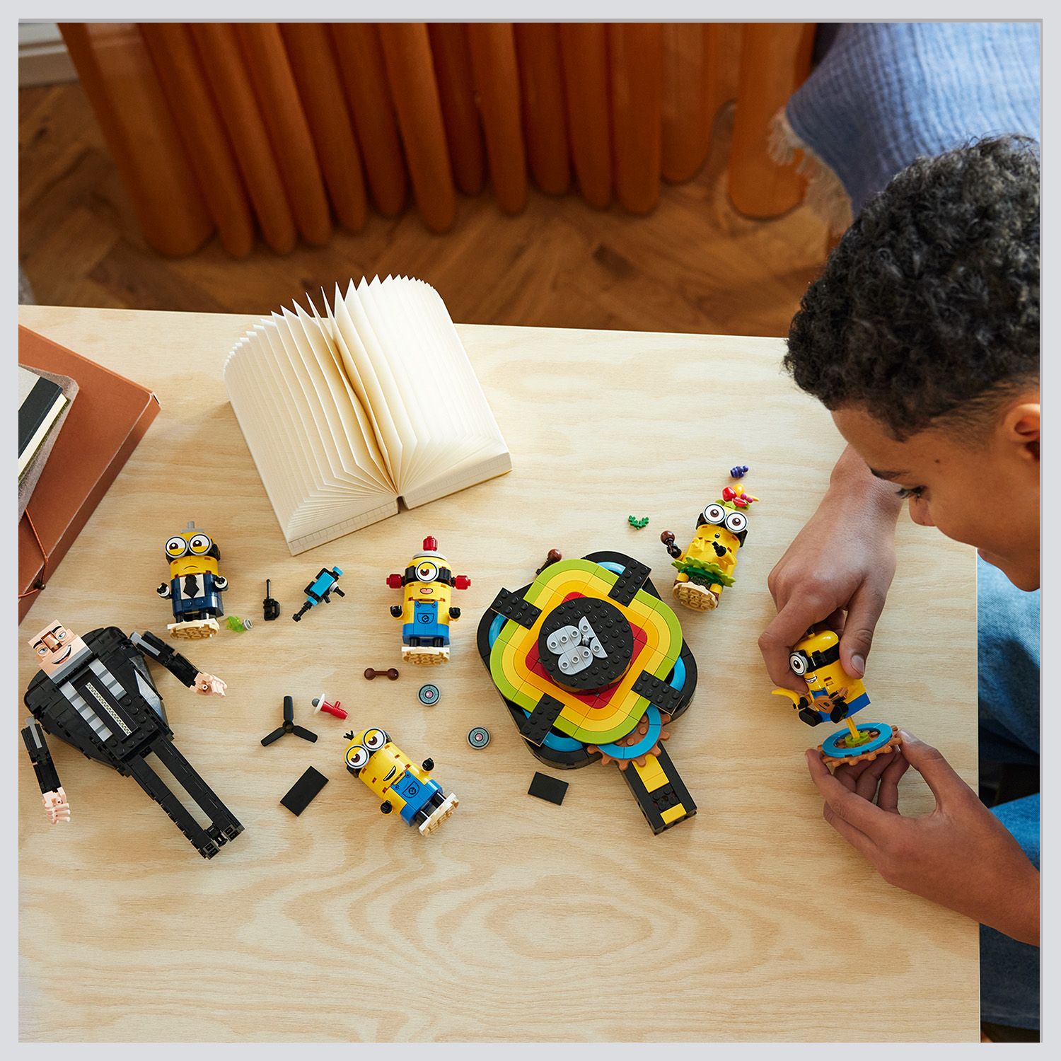 Конструктор LEGO Despicable Me Ґру й посіпаки з кубиків (75582